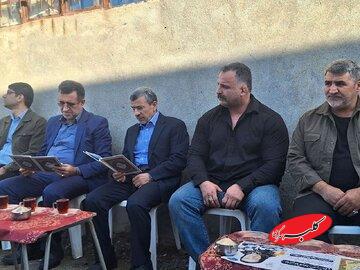 ژست‌های خاص احمدی‌نژاد در مراسم ختم خواهر مشایی + عکس