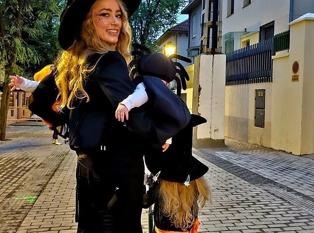 امبر هرد و فرزندانش در جشن هالووین