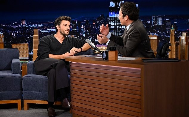 جاناتان بیلی در برنامه تونایت شو با جیمی فلن