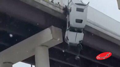 لحظه دلهره آور نجات راننده تریلی معلق را ببینید