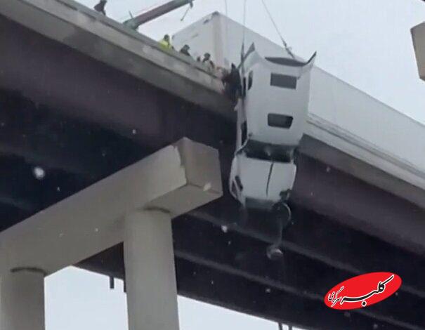 لحظه دلهره آور نجات راننده تریلی معلق را ببینید