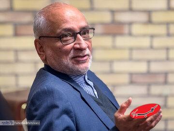 انتقاد روزنامه اصولگرا از موضع اخیر حسین مرعشی: مذاکره با امریکا مشکلی را حل نمی کند/ رهبری نسبت به مسائل اقتصادی دغدغه ندارند؟