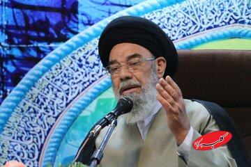 امام جمعه اصفهان: زن و مرد در اسلام از نظر انسانیت مساویاند/ در غرب با زن مثل کالا رفتار میشود/ حجاب بهترین عامل برای محفوظ ماندن از آزار است