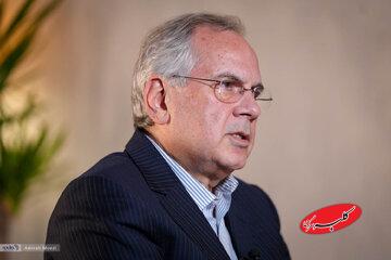 انتقاد روزنامه اطلاعات از محمود سریع القلم: این دیدگاه زاییده اقتصاد رقابتی است که خواهان سقوط دهک های جامعه به سمت طبقات پایین تر است