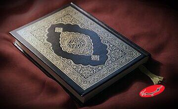 کتابت قرآن کریم توسط زائر پاکستانی در حرم مطهر رضوی