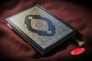 کتابت قرآن کریم توسط زائر پاکستانی در حرم مطهر رضوی