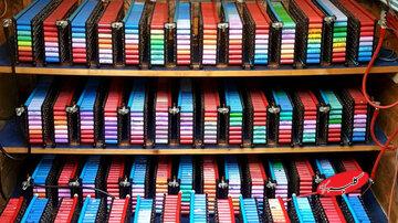 باتریهایی که چراغ خانه مردی را ۸ سال روشن نگهداشتهاند