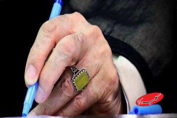 دستخط رهبر انقلاب برای نوه شهید حاجی‌زاده / قرآن کریم را خوب حفظ کنید