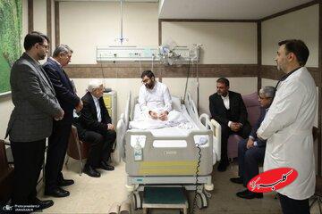 گریه معاون پزشکیان در آغوش محمدرضا عارف/ عیادت عارف و نماینده رهبری از سقاب اصفهانی+تصاویر