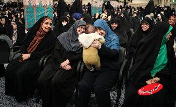 حاشیه‌ای از دیدار رهبری و زنان؛ تصویری متفاوت از سخنگوی دولت + عکس