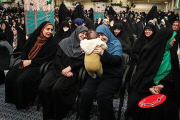 حاشیه‌ای از دیدار رهبری و زنان؛ تصویری متفاوت از سخنگوی دولت + عکس