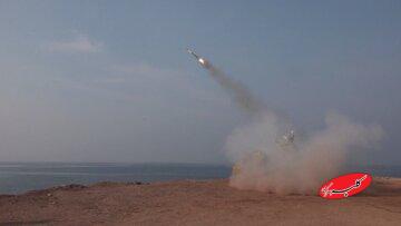 تصاویری از آتش آفند و پدافند نیروی دریایی سپاه در آبهای خلیج فارس/ رصد ناو آمریکایی توسط نیروی دریایی سپاه/ مانور در چه مناطقی اجرا شد؟