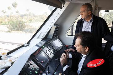 پزشکیان: دولت با تمام توان حامی توسعه راه‌آهن حومه تهران است/ رسانه‌ها مستمر پیگیری کنند