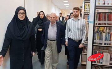 بازدید چهره ماندگار انسانشناسی از کتابخانه مرکزی خرمآباد