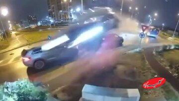 پرواز واقعی یک مرسدس بنز در خیابان / معجزهای که جان راننده را نجات داد/ عکس و فیلم