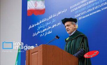 تصویری از پزشکیان با کلاه فارغ التحصیلی در دانشگاه نظربایف