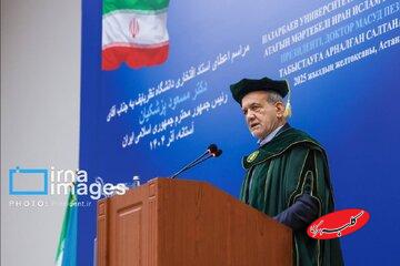 تصویری از پزشکیان با کلاه فارغ التحصیلی در دانشگاه نظربایف