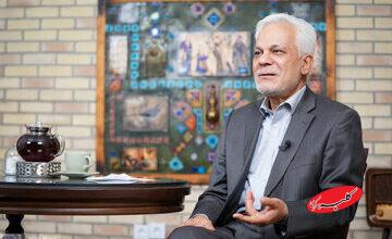 طلایی: در هایپرمارکت میوه، فرد با لباس زیر میوه میخرد/ بپذیریم آن بخشی از رفتارهایی که پلیس با جوانها و خانمها انجام میدهد، درست نیست