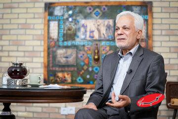 طلایی: در هایپرمارکت میوه، فرد با لباس زیر میوه میخرد/ بپذیریم آن بخشی از رفتارهایی که پلیس با جوانها و خانمها انجام میدهد، درست نیست