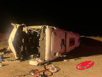 واژگونی مرگبار اتوبوس در محور نطنز/ آمار جان باختگان