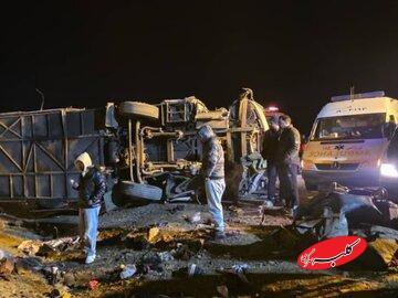 اسامی مصدومان حادثه واژگونی اتوبوس اصفهان - مشهد اعلام شد