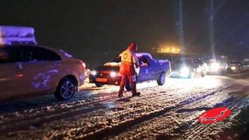 نجات ۱۴ مسافر گرفتار در برف و کولاک