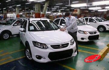 کف قیمت خودرو به ۷۰۰ میلیون رسید/ فرزانه: خودرو بهطور میانگین ۳۵ درصد از نرخ دلار عقب مانده است