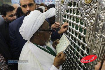 تصاویری از حضور رهبر شیعیان نیجریه در حرم حضرت معصومه(س)/ زیارت خوانی شیخ کنار ضریح