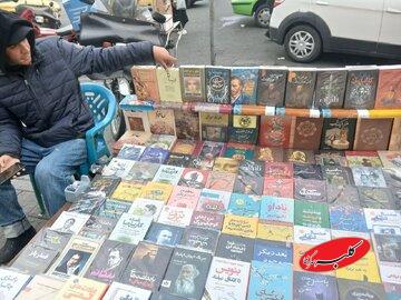 قاچاقچیان کتاب در جامعه جولان میدهند/ ناشران پشت دیوار سانسور