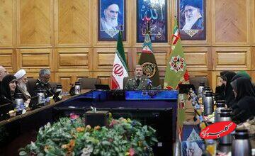 فرمانده کل ارتش: دفاع از میهن بدون حضور آگاهانه زنان، محقق نمیشود/ بیش از نیمی از ثواب کار کارکنان نیروهای مسلح، سهم همسران آنان است