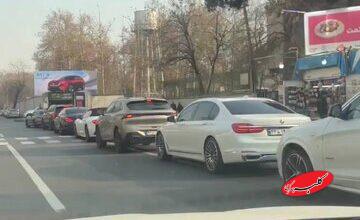 صف طولانی خودروهای لوکس برای خرید بنزین ۸۰ هزار تومانی/جزییات