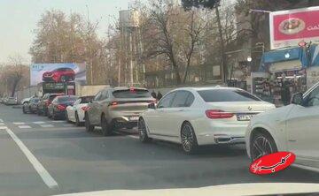 صف طولانی خودروهای لوکس برای خرید بنزین ۸۰ هزار تومانی/جزییات