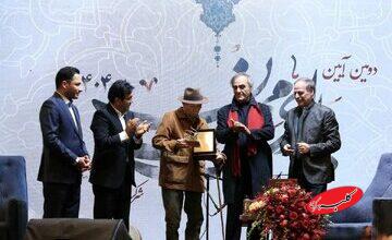 نشان اصالت بر سینه علی نصیریان