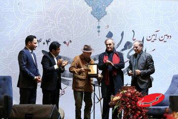 نشان اصالت بر سینه علی نصیریان