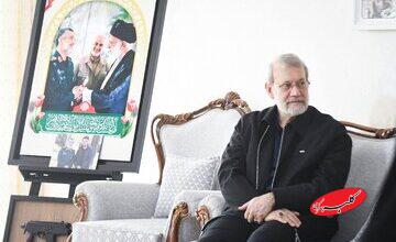 دیدار علی لاریجانی با خانواده شهیدان حاجیزاده و محمود باقری/ عکس خاص لاریجانی حین تماشای عکس های سرداران شهید جنگ 12 روزه + تصاویر