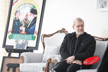 دیدار علی لاریجانی با خانواده شهیدان حاجیزاده و محمود باقری/ عکس خاص لاریجانی حین تماشای عکس های سرداران شهید جنگ 12 روزه + تصاویر