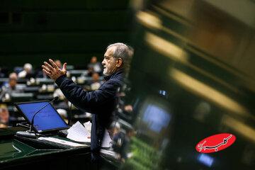 مشغولیت قالیباف هنگام سخنرانی پزشکیان در مجلس/ وزیران دولت در حلقه نمایندگان+تصاویر