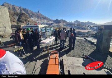 محبوس شدن ۲۴ کارگر در پی ریزش معدن/ جزئیات