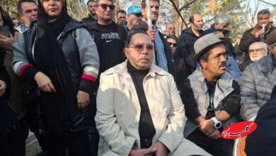 حمله به مهران مدیری و سیامک انصاری در مراسم خاکسپاری سعید پیردوست +ویدیو