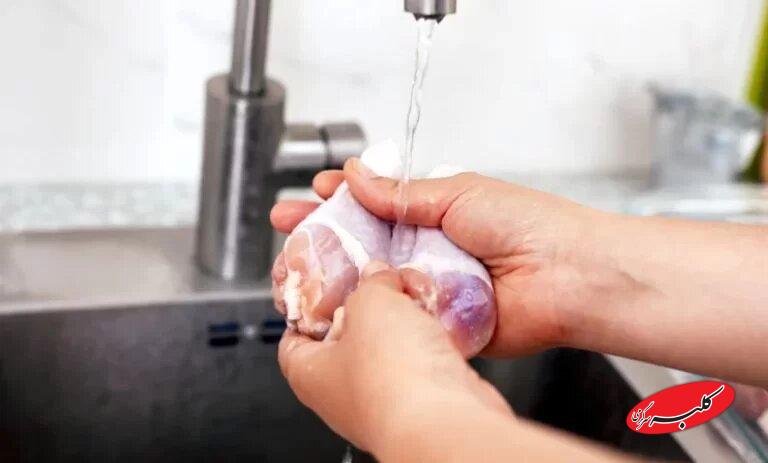 شستن مرغ خام