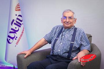 زیباکلام: نارضایتی مردم محصول عملکرد تندروهاست/ «معجزه اقتصادی» هم مردم را راضی نمیکند/ تندروها بیشتر از ۱۶ میلیون نفر نیستد اما قدرتشان متمرکز است