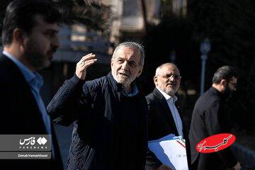 تصاویری از ژستهای پزشکیان در حیاط دولت