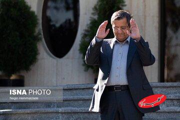 اولین حضور همتی در حیاط دولت بعد از ورود دوباره به پاستور + عکس