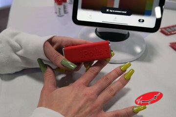 این ناخن هوشمند در لحظه تغییر رنگ میدهد