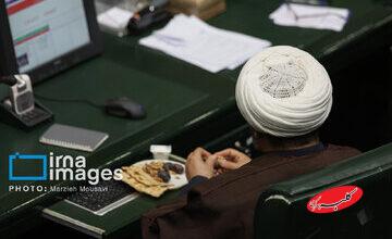 از خوردن نان و خرما در صحن تا دم کردن چای کیسه ای در بهارستان / عکس هایی از بوسه بر پیشانی قالیاف و حجاب متفاوت در صحن سبز