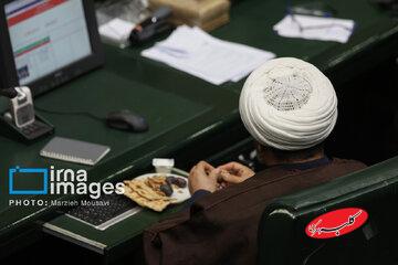 از خوردن نان و خرما در صحن تا دم کردن چای کیسه ای در بهارستان / عکس هایی از بوسه بر پیشانی قالیاف و حجاب متفاوت در صحن سبز