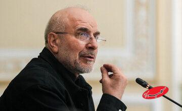 تصویری از تاج گل رئیس مجلس در یک مراسم