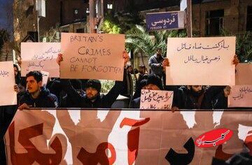 تجمع تعدادی از دانشجویان مقابل سفارت انگلیس در تهران/ تجمع کنندگان پرچمهای آمریکا و اسرائیل را آتش زدند