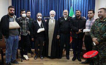 رئیس حوزه علمیه با مجروحان نیروی انتظامی در حوادث اخیر عکس یادگاری گرفت + تصویر