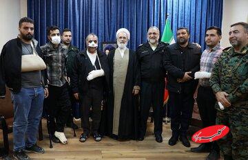 رئیس حوزه علمیه با مجروحان نیروی انتظامی در حوادث اخیر عکس یادگاری گرفت + تصویر